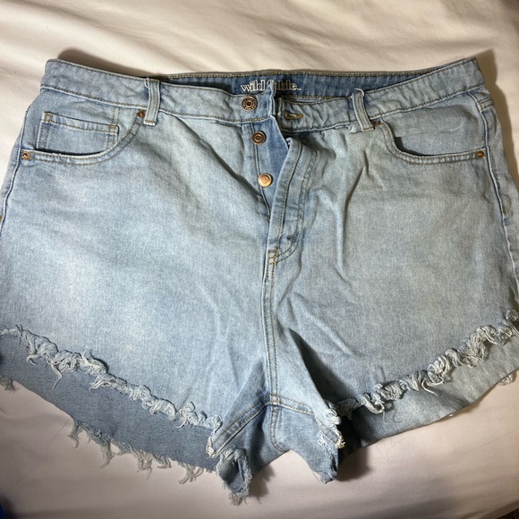 Woman wild fable distress jean shorts. Light wash - Picture 2 of 2